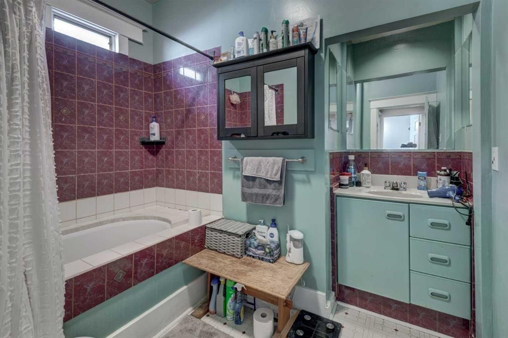 2213 8 Avenue Se, Calgary, AB - Indoor Photo Showing Bathroom