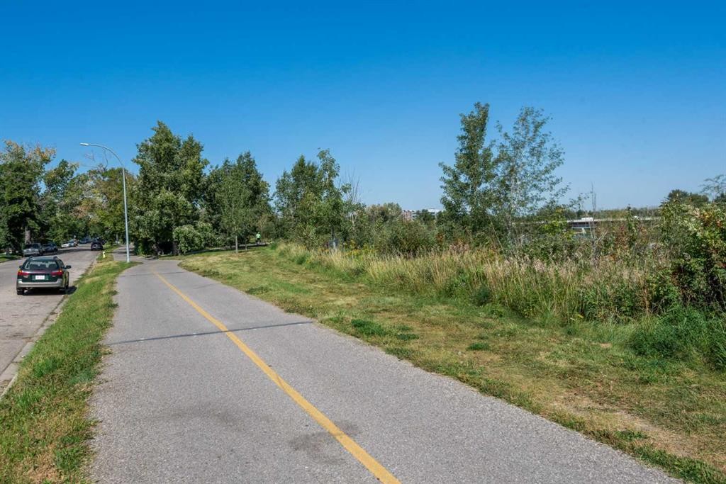 2213 8 Avenue Se, Calgary, AB - Outdoor With View