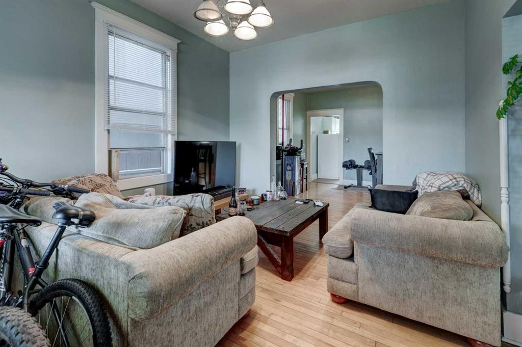 2213 8 Avenue Se, Calgary, AB - Indoor Photo Showing Living Room