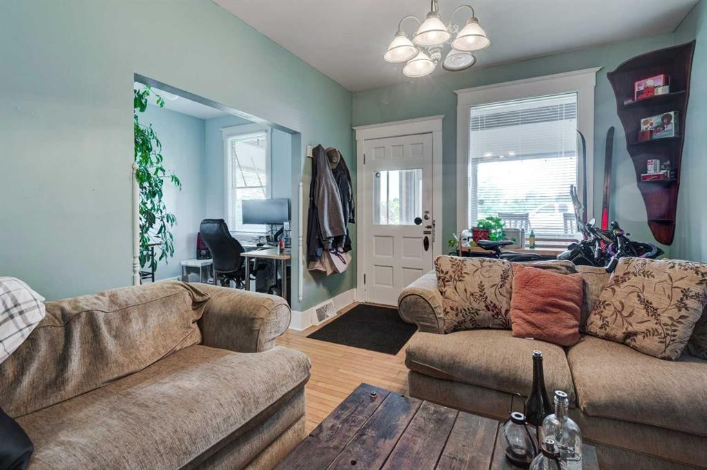 2213 8 Avenue Se, Calgary, AB - Indoor Photo Showing Living Room