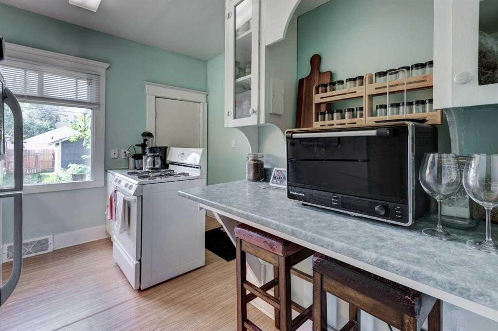 2213 8 Avenue Se, Calgary, AB - Indoor Photo Showing Laundry Room