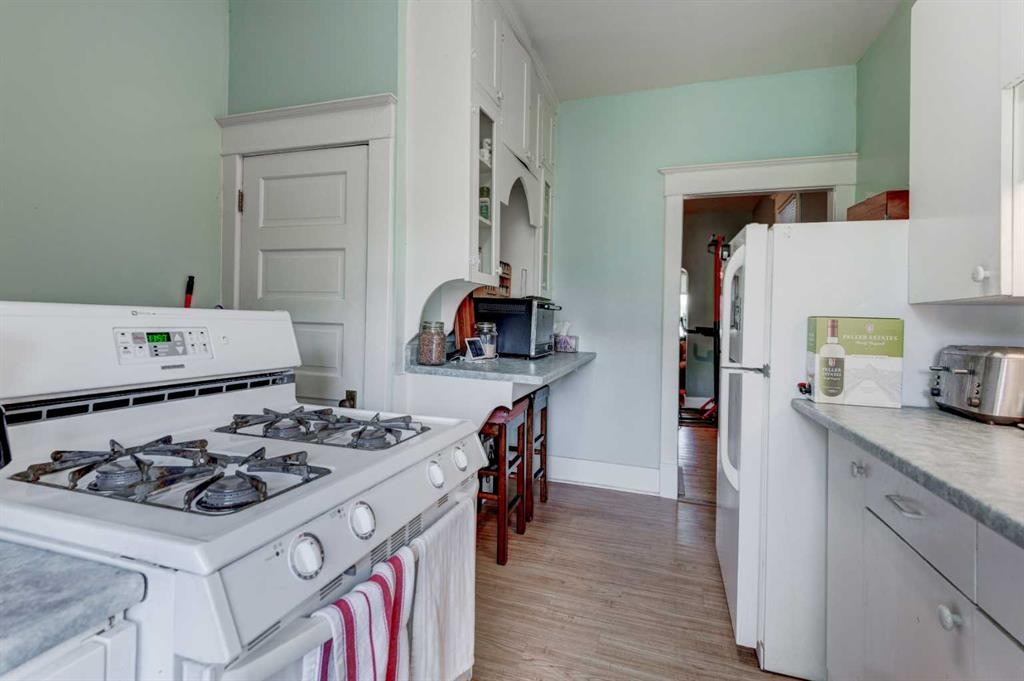 2213 8 Avenue Se, Calgary, AB - Indoor Photo Showing Kitchen