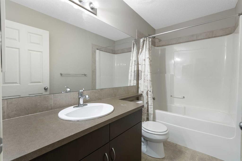 221 Prestwick Terrace Se, Calgary, AB - Indoor Photo Showing Bathroom