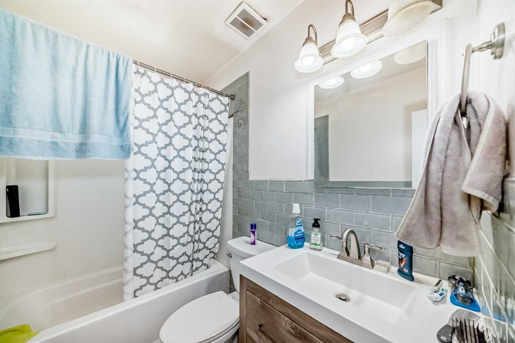 2235 42 Street Se, Calgary, AB - Indoor Photo Showing Bathroom