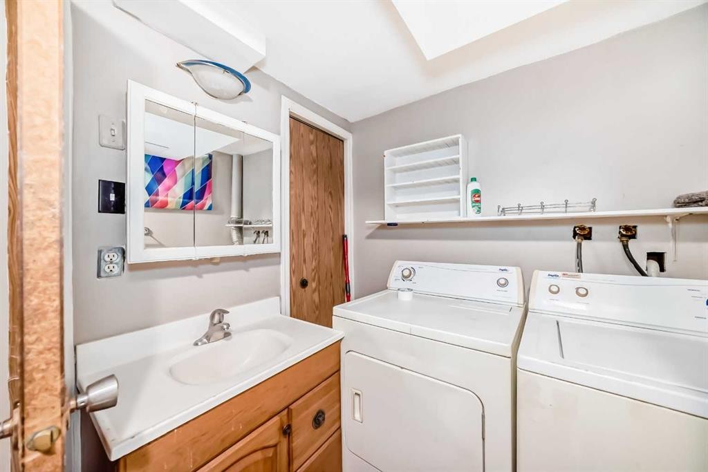 2235 42 Street Se, Calgary, AB - Indoor Photo Showing Laundry Room