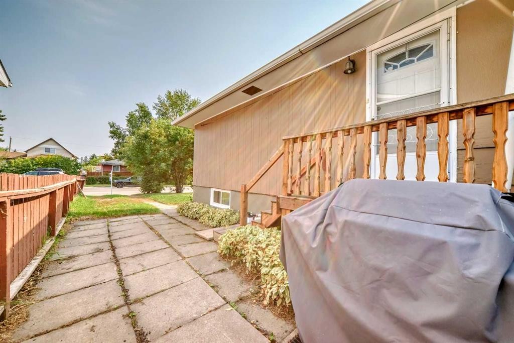 2235 42 Street Se, Calgary, AB - Outdoor
