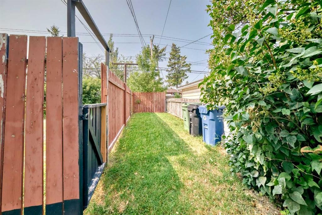 2235 42 Street Se, Calgary, AB - Outdoor