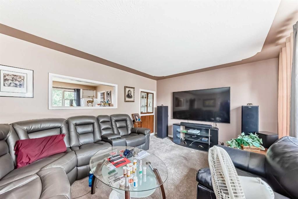 2235 42 Street Se, Calgary, AB - Indoor Photo Showing Living Room