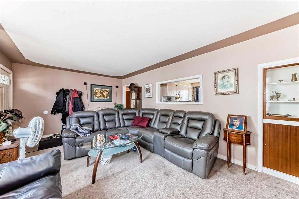 2235 42 Street Se, Calgary, AB - Indoor Photo Showing Living Room