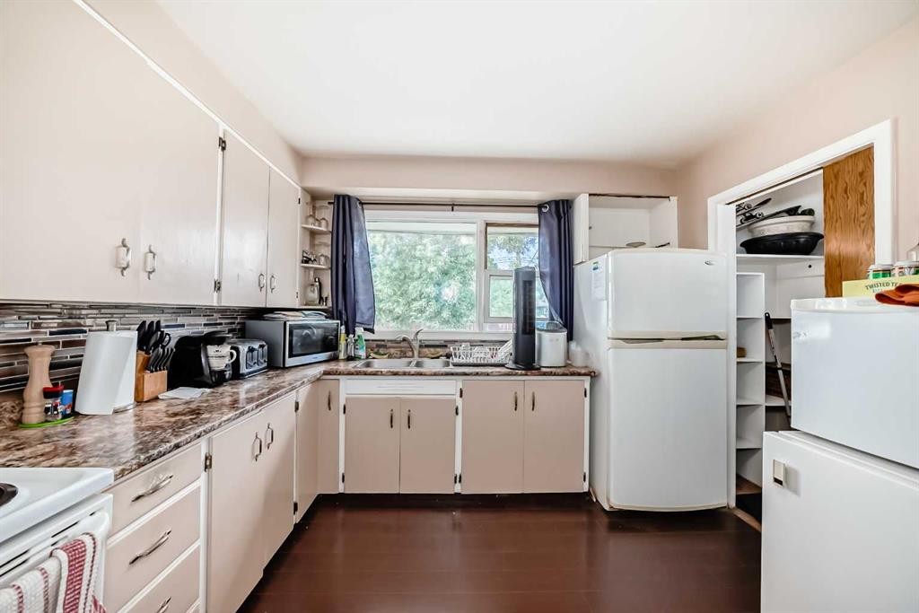 2235 42 Street Se, Calgary, AB - Indoor Photo Showing Kitchen With Double Sink