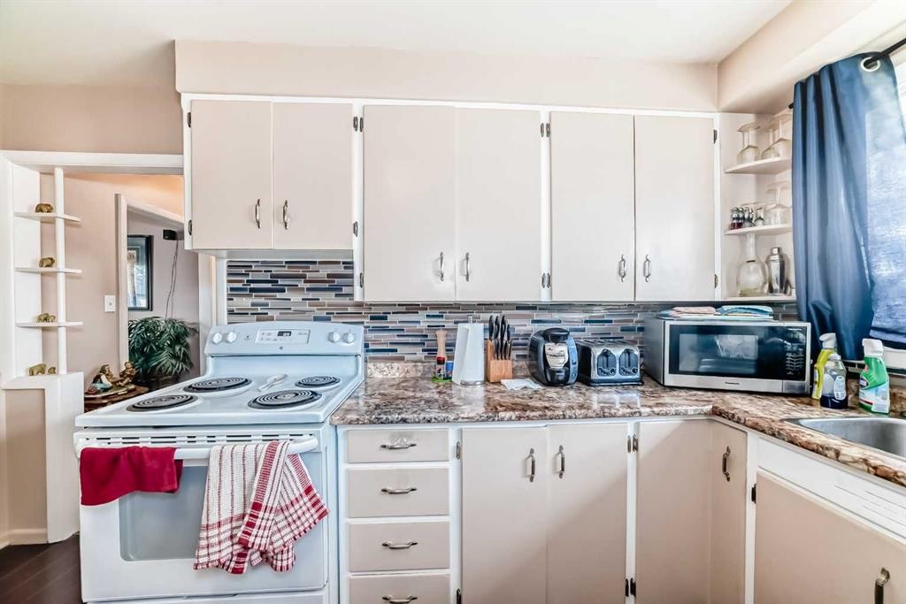 2235 42 Street Se, Calgary, AB - Indoor Photo Showing Kitchen