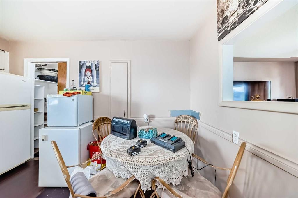 2235 42 Street Se, Calgary, AB - Indoor Photo Showing Dining Room