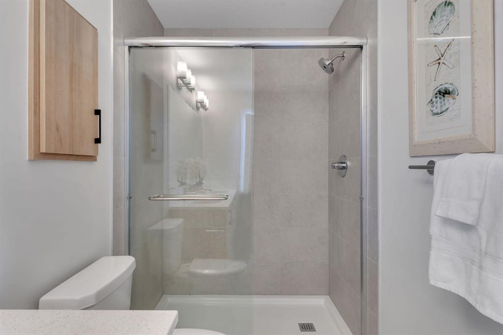351 Fireside Drive, Cochrane, AB - Indoor Photo Showing Bathroom