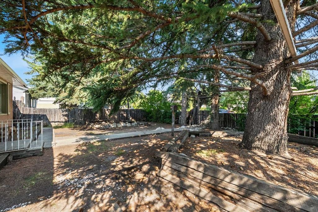 7927 36 Avenue Nw, Calgary, AB - Outdoor