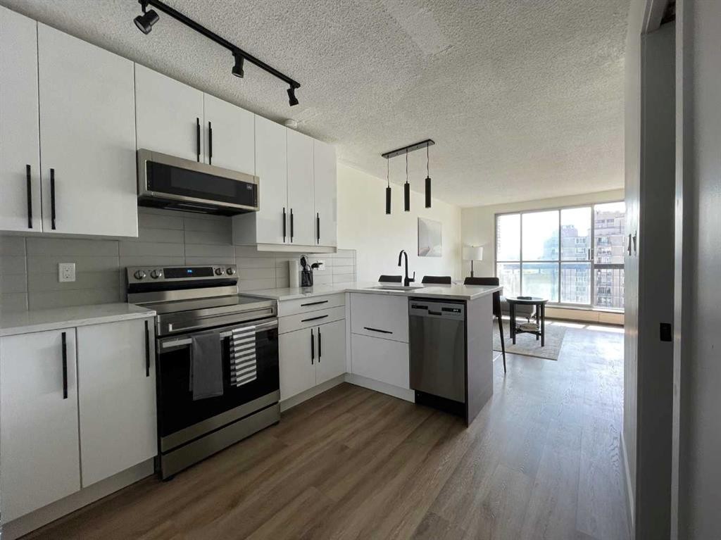 703-340 14 Avenue Sw, Calgary, AB - Indoor Photo Showing Kitchen With Upgraded Kitchen