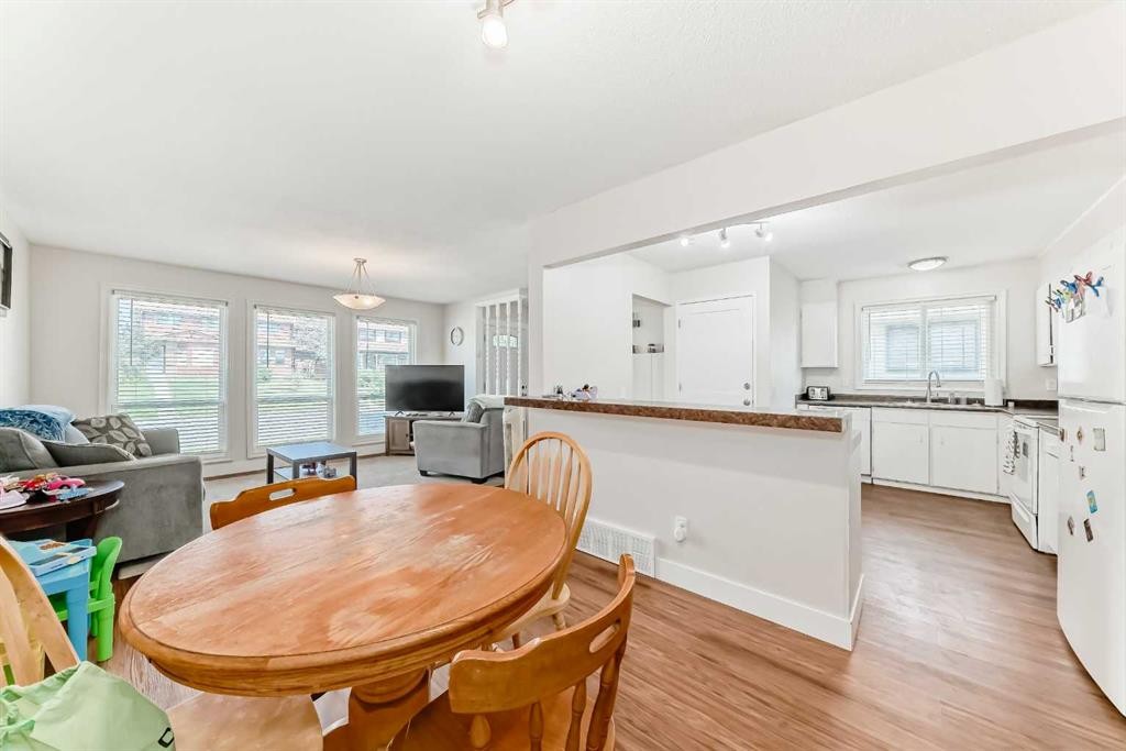 6327 24 Avenue Ne, Calgary, AB - Indoor Photo Showing Dining Room