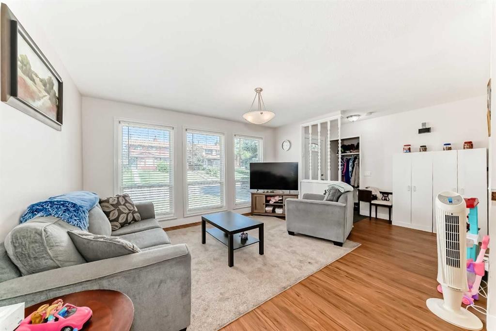 6327 24 Avenue Ne, Calgary, AB - Indoor Photo Showing Living Room