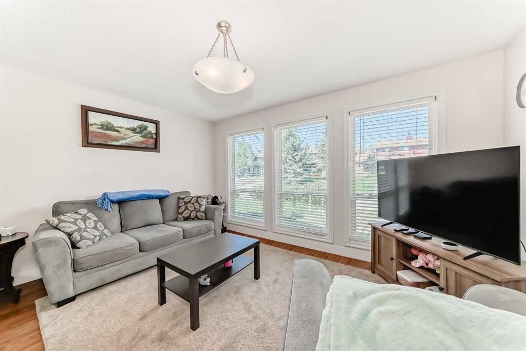 6327 24 Avenue Ne, Calgary, AB - Indoor Photo Showing Living Room