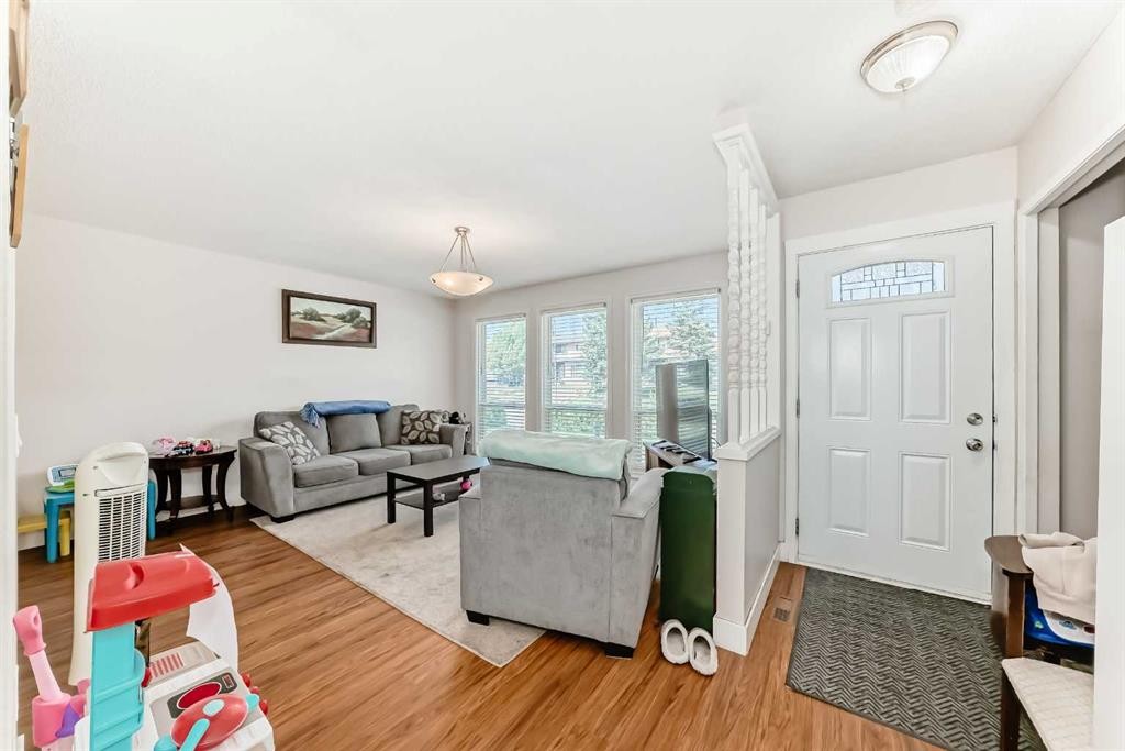 6327 24 Avenue Ne, Calgary, AB - Indoor Photo Showing Living Room