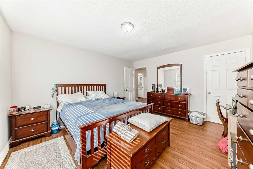 6327 24 Avenue Ne, Calgary, AB - Indoor Photo Showing Bedroom