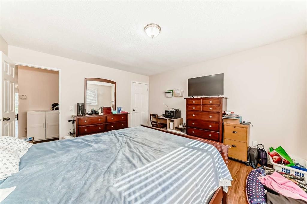 6327 24 Avenue Ne, Calgary, AB - Indoor Photo Showing Bedroom