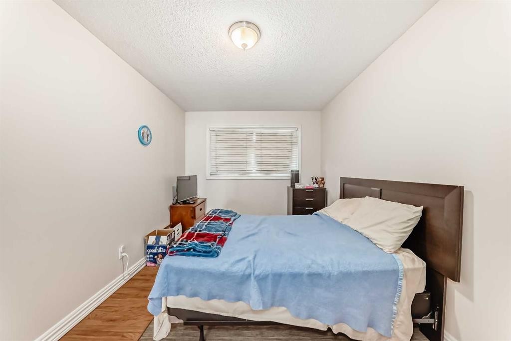 6327 24 Avenue Ne, Calgary, AB - Indoor Photo Showing Bedroom