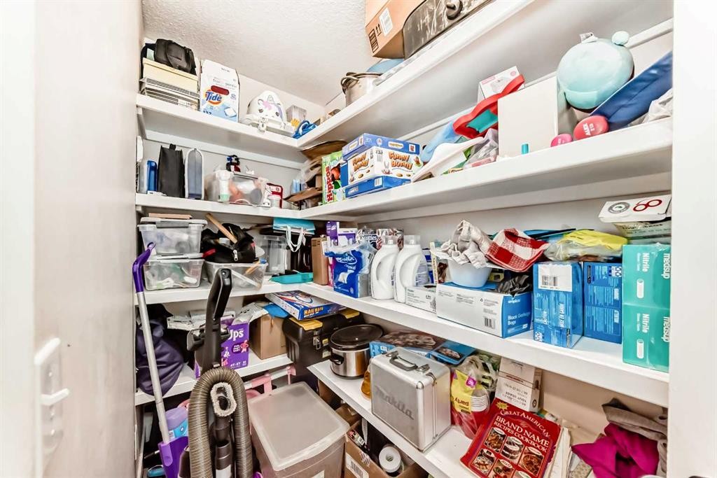 6327 24 Avenue Ne, Calgary, AB - Indoor With Storage