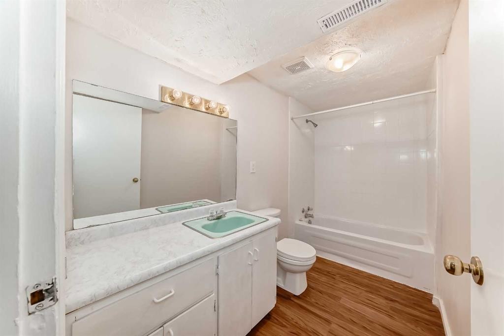 6327 24 Avenue Ne, Calgary, AB - Indoor Photo Showing Bathroom