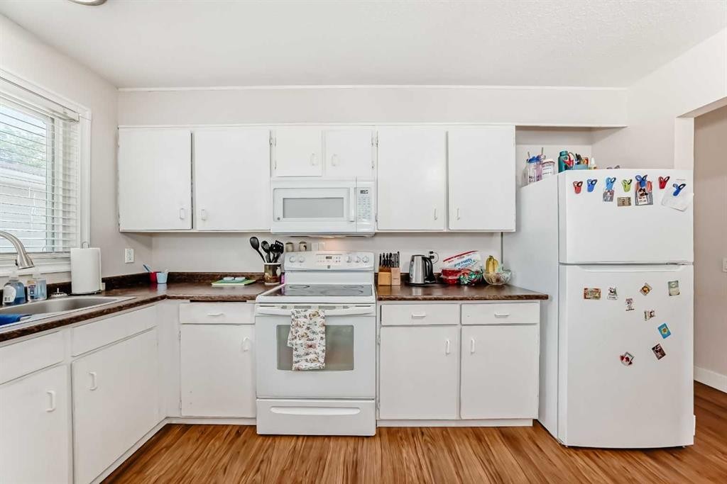 6327 24 Avenue Ne, Calgary, AB - Indoor Photo Showing Kitchen
