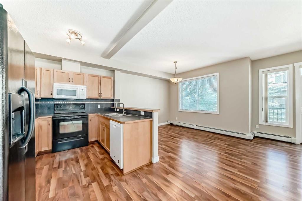 2210-211 Aspen Stone Boulevard Sw, Calgary, AB - Indoor Photo Showing Kitchen