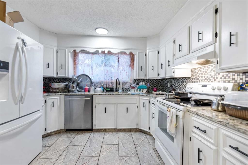 83 Templevale Way Ne, Calgary, AB - Indoor Photo Showing Kitchen