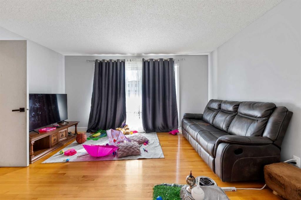 83 Templevale Way Ne, Calgary, AB - Indoor Photo Showing Living Room