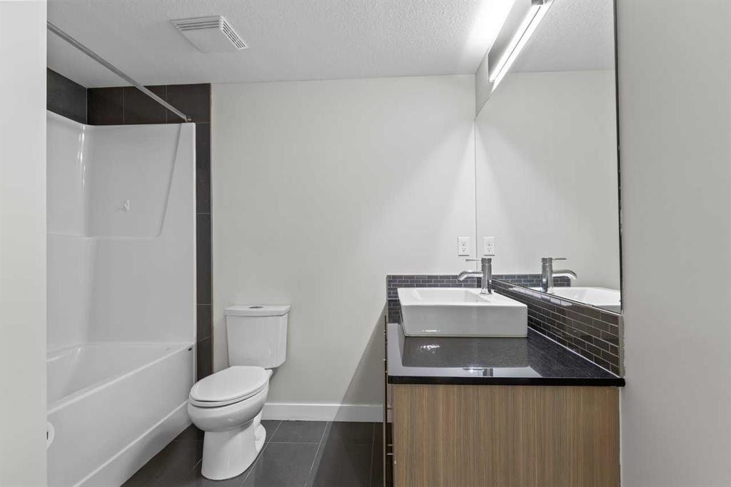 3112-11 Mahogany Row Se, Calgary, AB - Indoor Photo Showing Bathroom