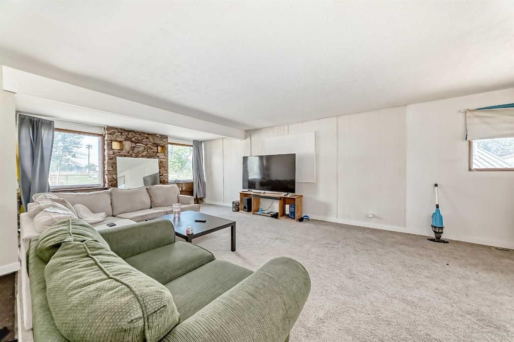 1502 49 Street Se, Calgary, AB - Indoor Photo Showing Living Room