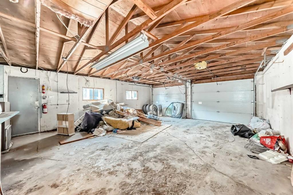 1502 49 Street Se, Calgary, AB - Indoor Photo Showing Garage