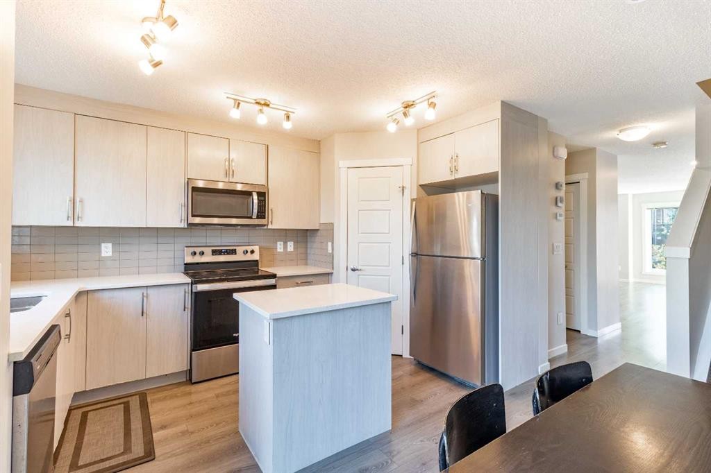1016-7451 Falconridge Boulevard Ne, Calgary, AB - Indoor Photo Showing Kitchen