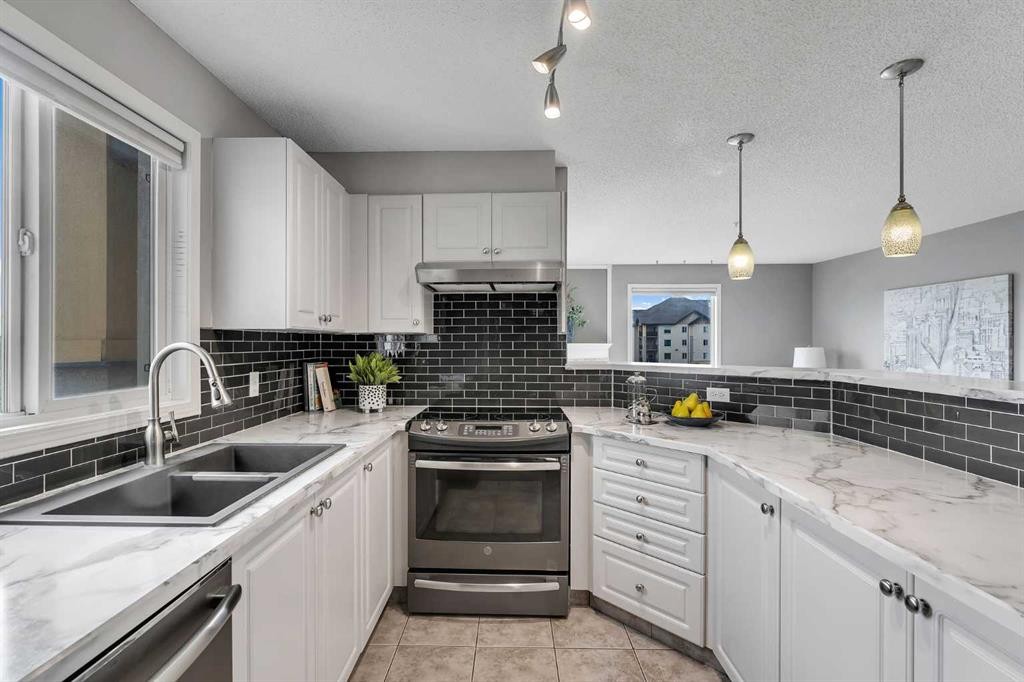8328-304 Mackenzie Way Sw, Airdrie, AB - Indoor Photo Showing Kitchen With Double Sink With Upgraded Kitchen