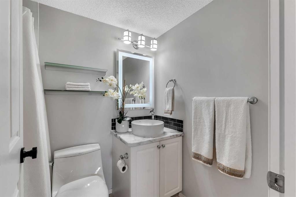 8328-304 Mackenzie Way Sw, Airdrie, AB - Indoor Photo Showing Bathroom