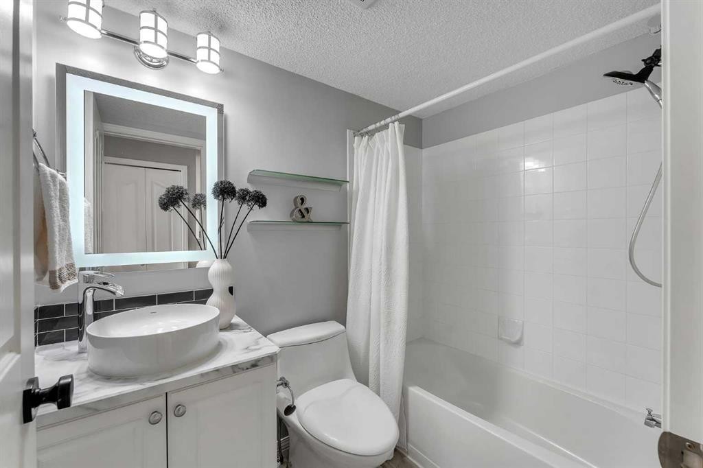 8328-304 Mackenzie Way Sw, Airdrie, AB - Indoor Photo Showing Bathroom