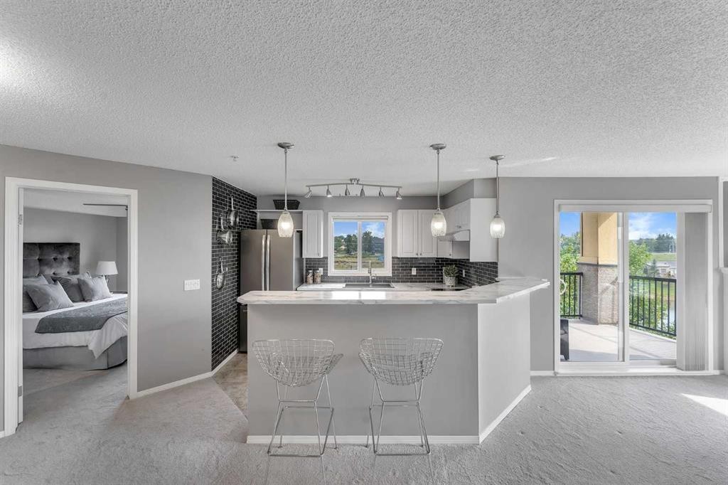 8328-304 Mackenzie Way Sw, Airdrie, AB - Indoor Photo Showing Kitchen