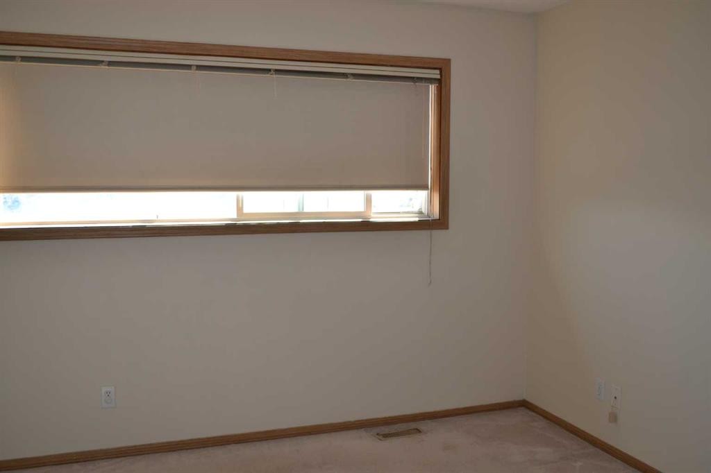 21 Country Hills Rise Nw, Calgary, AB - Indoor Photo Showing Other Room