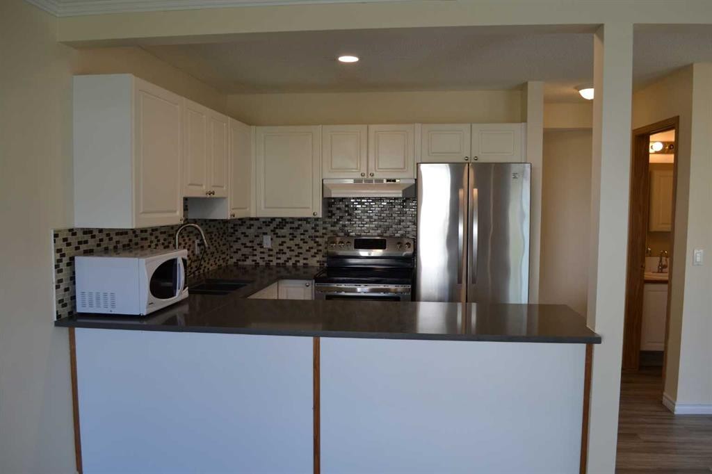 21 Country Hills Rise Nw, Calgary, AB - Indoor Photo Showing Kitchen With Double Sink
