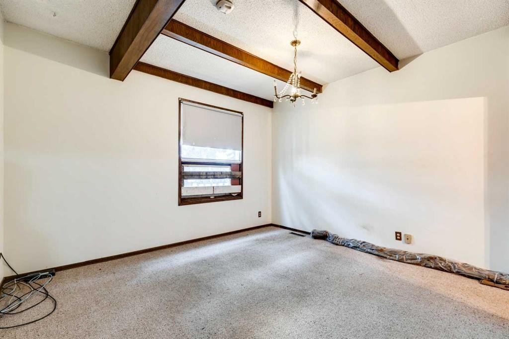 107 40 Avenue Ne, Calgary, AB - Indoor Photo Showing Other Room