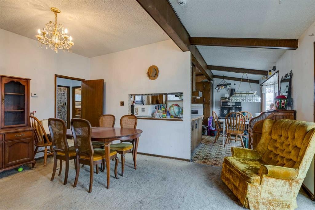 107 40 Avenue Ne, Calgary, AB - Indoor Photo Showing Dining Room