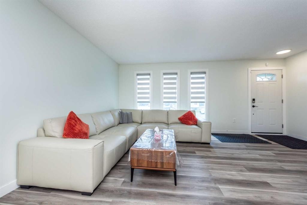 5640 Temple Drive Ne, Calgary, AB - Indoor Photo Showing Living Room