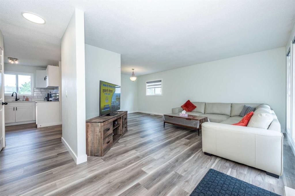 5640 Temple Drive Ne, Calgary, AB - Indoor Photo Showing Living Room