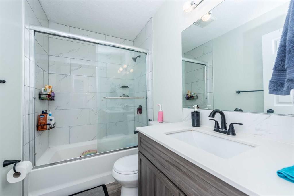 5640 Temple Drive Ne, Calgary, AB - Indoor Photo Showing Bathroom