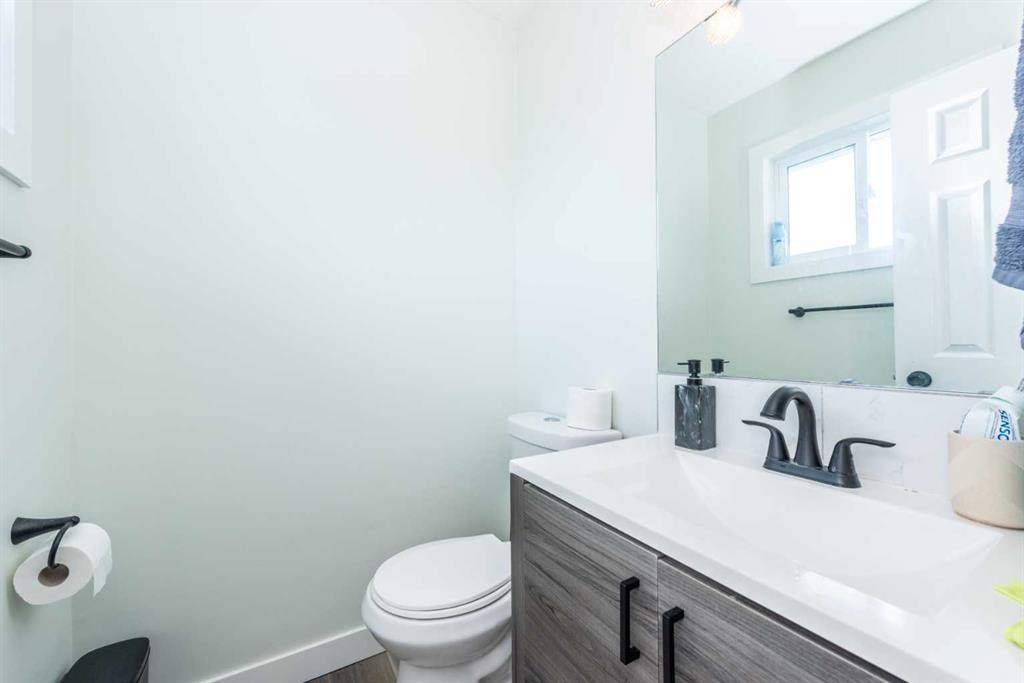 5640 Temple Drive Ne, Calgary, AB - Indoor Photo Showing Bathroom