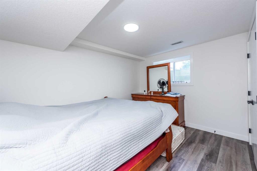 5640 Temple Drive Ne, Calgary, AB - Indoor Photo Showing Bedroom