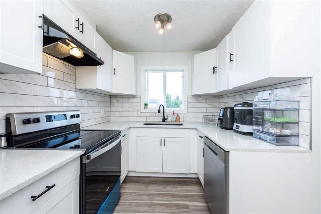 5640 Temple Drive Ne, Calgary, AB - Indoor Photo Showing Kitchen With Stainless Steel Kitchen With Upgraded Kitchen